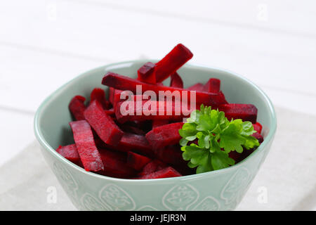 Schüssel mit rote Beete Streifen auf Beige Tischset - Nahaufnahme Stockfoto