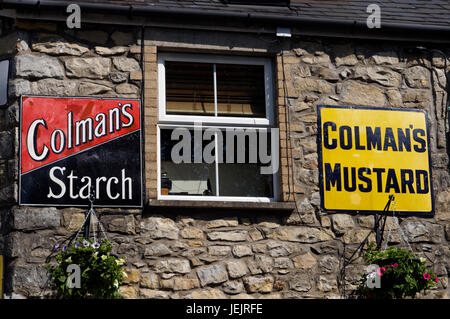 Alte Werbung Schilder, Bridgend, South Wales, UK. Stockfoto