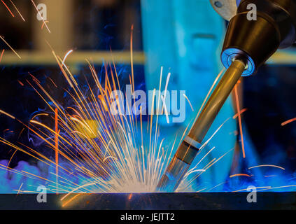 Close-up Roboter Schweißen im Automobilwerk Stockfoto