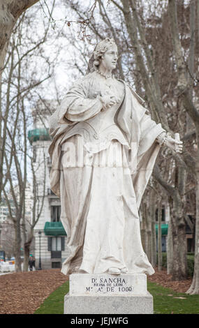 Madrid, Spanien - 26. Februar 2017: Skulptur der Sancha von Leon am Plaza de Oriente, Madrid. Sie war Königin von Leon, Spanien, von 1037, 1067 Stockfoto