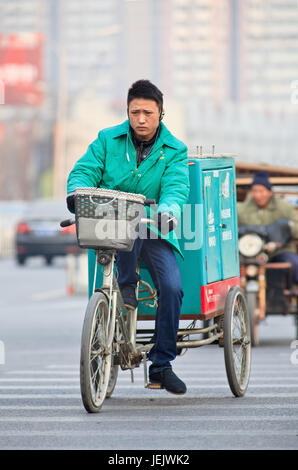 PEKING-DEC. 4, 2012. Kurierdienst Fahrrad. Dank des E-Commerce-Booms des Landes verfügt China über mehr als 35.000 Kurierdienste. Stockfoto