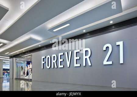 PEKING-AUG. 2, 2015. Forever 21 Outlet. Die US-amerikanische Fashion Marke Forever 21, die 1984 gegründet wurde und 2012 nach China einging, beschleunigt ihre Expansion. Stockfoto