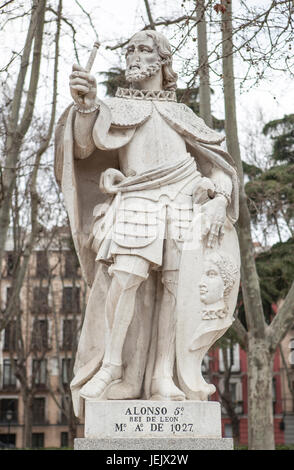 Madrid, Spanien - 26. Februar 2017: Skulptur von Alfonso V King am Plaza de Oriente, Madrid. Er war König von Leon 999, 1028 Stockfoto