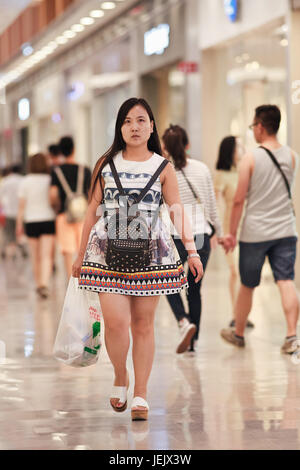 PEKING - 19. AUGUST 2015. Modische Frau im Livat Mega Mall. Das Unternehmen gehört zur Inter Ikea Center Group und hat ein einzigartiges skandinavisches Design. Stockfoto