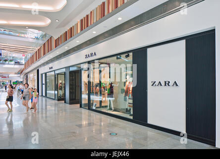 PEKING-AUG. 21, 2015. Zara Outlet Exterieur. Der größte Modehändler der Welt expandiert immer noch schnell. In den letzten Jahren wuchs der Umsatz jährlich um 17 %. Stockfoto