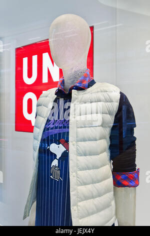 PEKING - 21. AUGUST 2015. Schaufensterpuppe in einem Uniqlo-Outlet anzeigen. Uniqlo konkurriert mit den Einzelhändlern Hennes & Mauritz Zara, um die Verbraucher in China zu gewinnen. Stockfoto