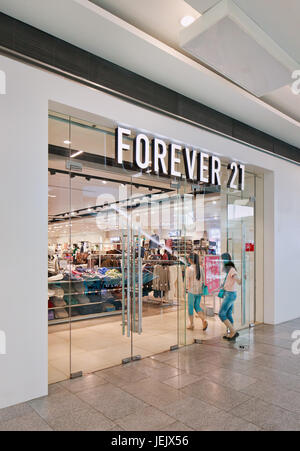 PEKING-AUG. 21, 2015. Forever 21 Outlet. Die US-Modemarke Forever 21, die 1984 gegründet wurde und 2012 nach China einging, beschleunigt ihre Expansion. Stockfoto