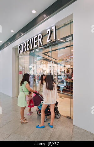 PEKING-AUG. 21, 2015. Forever 21 Outlet. Die US-Modemarke Forever 21, die 1984 gegründet wurde und 2012 nach China einging, beschleunigt ihre Expansion. Stockfoto