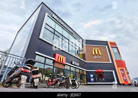 PEKING-31 MAI 2012. McDonalds Outlet am 31. Mai 2012 in Peking. Es dauerte 19 Jahre, bis McDonalds 1.000 Restaurants in China erreichte. Stockfoto