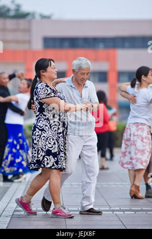 PEKING - 10. JULI 2015. Das kollektive Quadrat-Tanzen ist ein sehr beliebtes Phänomen in China und für viele Menschen eine Art Erholung. Stockfoto