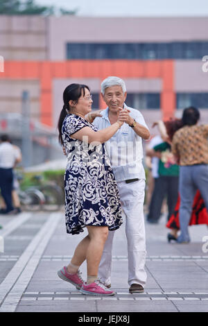 PEKING - 10. JULI 2015. Das kollektive Quadrat-Tanzen ist ein sehr beliebtes Phänomen in China und für viele Menschen eine Art Erholung. Stockfoto