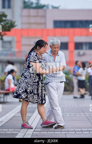 PEKING - 10. JULI 2015. Das kollektive Quadrat-Tanzen ist ein sehr beliebtes Phänomen in China und für viele Menschen eine Art Erholung. Stockfoto