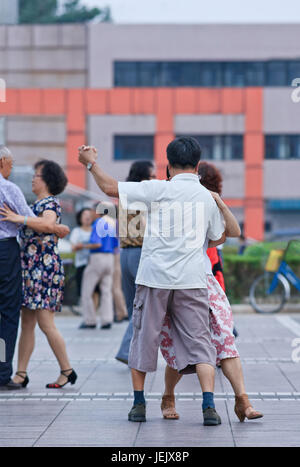 PEKING - 10. JULI 2015. Das kollektive Quadrat-Tanzen ist ein sehr beliebtes Phänomen in China und für viele Menschen eine Art Erholung. Stockfoto