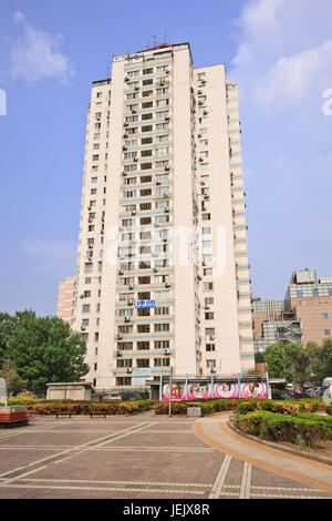 PEKING - 24. JULI 2015. Apartmenthaus mit Platz. Mit 24 Millionen Menschen ist Peking eine dichte Stadt, in der die meisten von ihnen in Apartmentgebäuden leben. Stockfoto
