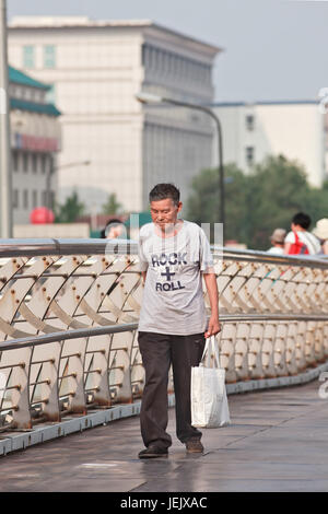 PEKING - 24. JULI 2015. Ältere gehen auf Fußgängerbrücke. Chinas ältere Bevölkerung (60 Jahre oder älter) liegt derzeit bei etwa 128 Millionen. Stockfoto