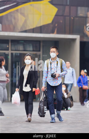 PEKING - 19. OKTOBER 2014. Mit 3M Atemschutzmasken koppeln. Alarmierende Luftverschmutzung beeinträchtigt Peking sehr regelmäßig. Stockfoto