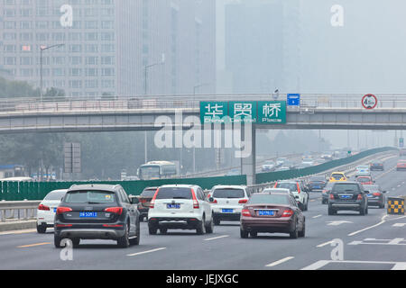 PEKING - OKT. 6. Der Verkehr hat eine Sichtweite von 500 Metern, die durch Smog verursacht wird. Die Überwachung der US-Botschaft zeigte, dass die Luft in Peking sehr ungesund war. Stockfoto