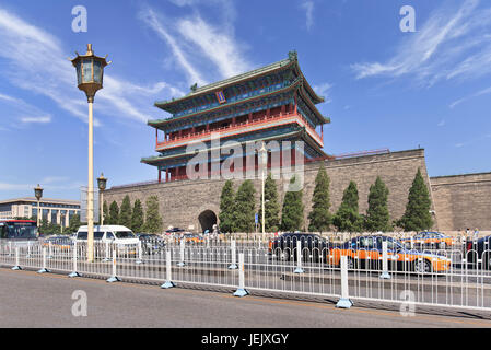 PEKING - 10. AUGUST 2015. Verkehr am Wachturm des Himmlischen Friedens. Nach dem Zusammenbruch der Qing-Dynastie (1911) wurden die Befestigungen Pekings abgebaut.
