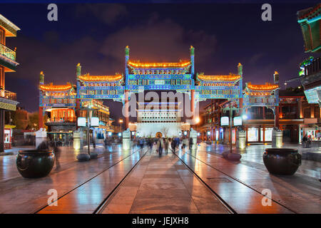 PEKING - 24. APRIL 2013. Berühmte Qianmen Street in der Nacht. Er ist 840 Meter lang und 21 Meter breit und hat eine Geschichte von über 570 Jahren. Stockfoto