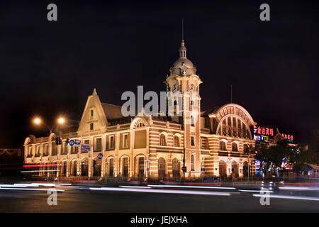 PEKING - 24. APRIL 2013. Eisenbahnmuseum in der Nacht. Sie wurde 2008 im ehemaligen Ostbahnhof Zhengyangmen der Jingfeng-Bahn eröffnet. Stockfoto