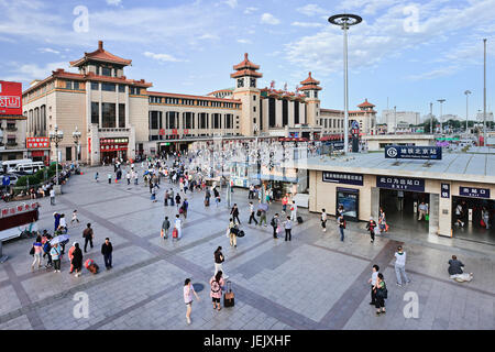 PEKING - 16. JUNI 2012. Bahnhof Peking. Es wurde am 10. September 1959 fertiggestellt und verfügt über 8 Bahnsteige mit einer Fläche von 46.700 Quadratmetern. Stockfoto