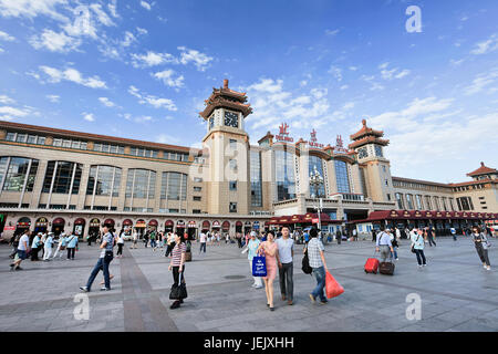 PEKING - 16. JUNI 2012. Bahnhof Peking. Es wurde am 10. September 1959 fertiggestellt und verfügt über 8 Bahnsteige mit einer Fläche von 46.700 Quadratmetern. Stockfoto