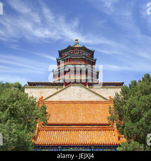 Alten Sommerpalast vor blauem Himmel mit dramatische Wolken, Peking, China Stockfoto
