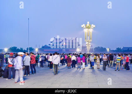 PEKING - 1. JUNI. Menge, die auf die Zeremonie zur Fahndung wartet. Jeden ersten Tag des Monats veranstalten Ehrenschützer im Morgengrauen eine Fahnenaufstellung. Stockfoto