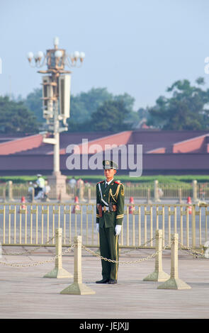 PEKING - 1. JUNI. Ehrenwache bei Tiananmen. Ehrenwachen werden von der Volksbefreiungsarmee auf dem Tiananmen-Platz für die Fahnenaufführungsfeier bereitgestellt. Stockfoto