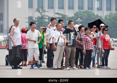 PEKING - 1. JUNI 2015. Touristengruppe auf dem Tiananmen-Platz. 2014 erhielt China 3.846 Millionen Touristen. Stockfoto