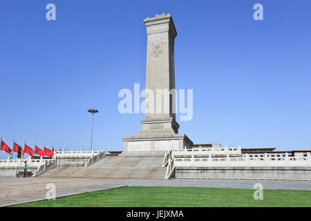 Denkmal für die Volkshelden, ein 38-m-Obelisk als Nationaldenkmal der Volksrepublik China für ihre revolutionären Märtyrer auf dem Tiananmen-Platz. Stockfoto