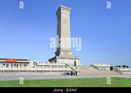 Denkmal für die Volkshelden, ein 38-m-Obelisk als Nationaldenkmal der Volksrepublik China für ihre revolutionären Märtyrer auf dem Tiananmen-Platz. Stockfoto