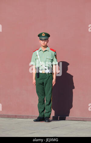 PEKING - 29. MAI. Ehrenwache bei Tiananmen. Ehrenwachen werden von der Volksbefreiungsarmee auf dem Tiananmen-Platz für die Fahnenaufhebungsfeier bereitgestellt. Stockfoto