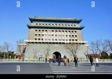 PEKING-DEC. 8. Menschen, die am Tor zum Platz des Himmlischen Friedens, dem berühmtesten Denkmal Pekings, spazieren gehen und als nationales Symbol weit verbreitet sind. Stockfoto