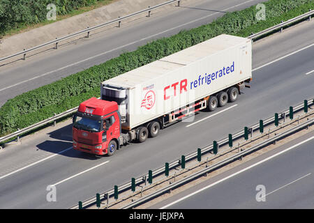 PEKING - 30. JUNI 2015. FAW-Stapler mit CTR-Kühlcontainer. CTR ist ein kanadisches Unternehmen, das sich auf Kühlung, Heizung und Klimaanlage spezialisiert hat. Stockfoto