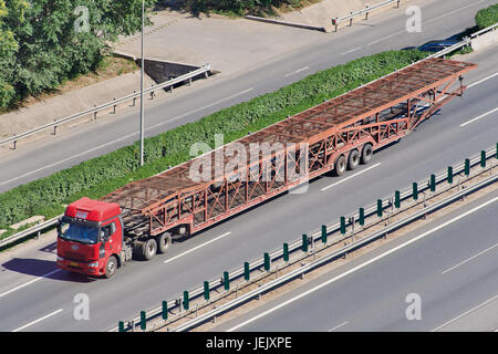 PEKING - 30. JUNI 2015. Überdimensionaler Autokarrier. Diese illegalen Autoanhänger haben eine Länge von bis zu 40 m und befördern oft über 20 Autos. Stockfoto