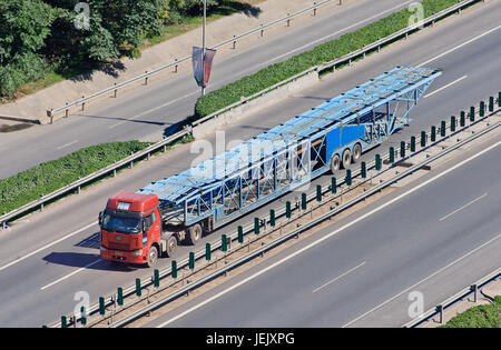 PEKING - 30. JUNI 2015. Überdimensionaler Autokarrier. Diese illegalen Autoanhänger haben eine Länge von bis zu 40 m und befördern oft über 20 Autos. Stockfoto