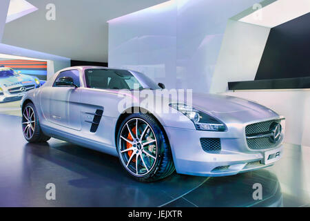 PEKING, DEC. 29. AMG SLSL 63 angezeigt. AMG ist der Bereich Performance und Engineering von Mercedes-Benz. Stockfoto