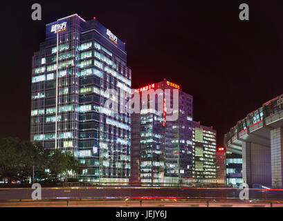 PEKING-NOV. 14. Zhonguancun Bürogebäude in der Nacht. Mit 12.000 High-Tech-Unternehmen ist das Gebiet unter dem Namen China Silicon Valley bekannt. Stockfoto