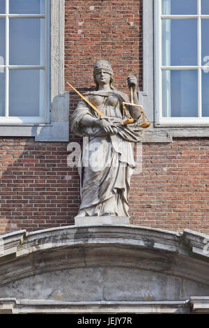 BREDA-HOLLAND-10. OKTOBER 2015. Dame Justice, die Justizgottheit. Ihre Augenbinde steht für Objektivität, die Balance in ihrer linken Hand wägt Beweise ab Stockfoto