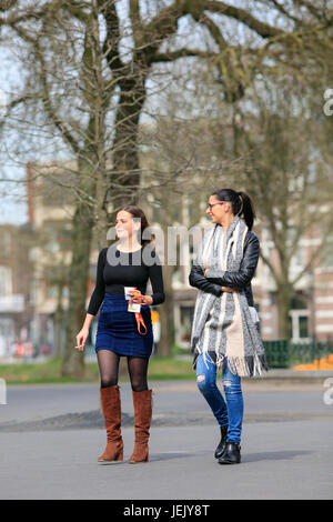 BREDA-31. MÄRZ 2017. Zwei fröhliche junge Frauen, die einen Spaziergang im Park machen. Stockfoto