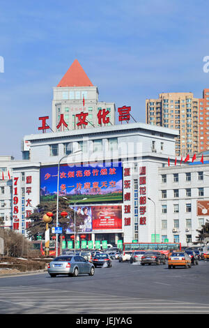 CHANGCHUN - JAN. 31, 2014. Verkehr auf dem Volksplatz. Es ist der zentrale Punkt der Stadt Changchun. Stockfoto