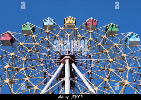 Riesenrad mit Multi Farbe Kabinen vor blauem Himmel Stockfoto