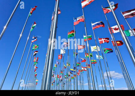 Sammlung von internationalen Fahnen vor blauem Himmel Stockfoto