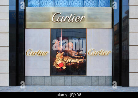 CHANGCHUN-CHINA-OCT.11. Cartier-Fenster mit Leoparden. Cartier hat 32 Geschäfte in 18 chinesischen Städten. Sie gehört zum Schweizer Konzern Richemont. Stockfoto