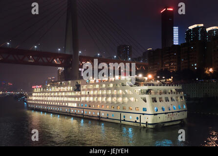 CHONGQING-NOV. 4, 2014. Jangtsekiang Gold 1 in der Nacht. Es ist das größte und luxuriöseste Kreuzfahrtschiff auf dem Jangtsekiang Stockfoto