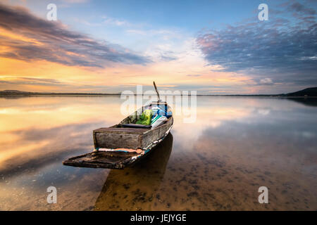 Schönes Meer Sonnenuntergang mit kleinen Fischerboot Stockfoto