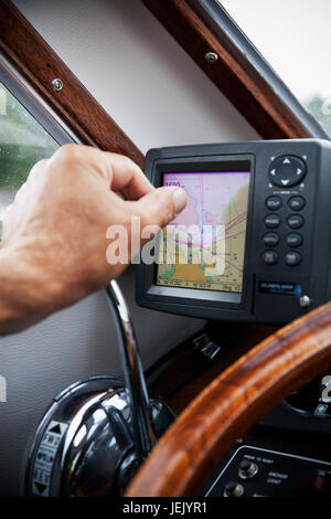 Mann mit sat nav Stockfoto