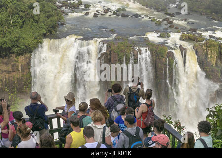 Menschen im Park Iguazu in Brasilien Stockfoto