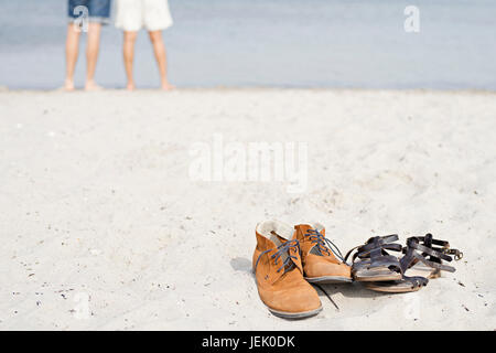 Schuhe auf Sand, Menschen auf Grund Stockfoto